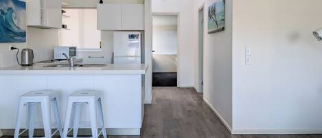 Departamento superior, vista a la alberca | Cocina privada | Refrigerador con congelador, microondas, parrilla de estufa y tostadora