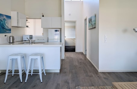 Refrigerador con freezer, microondas, placa de cocina, tostadora