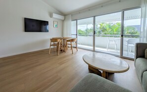 尊榮公寓, 1 張加大雙人床, 泳池景觀 | 起居區