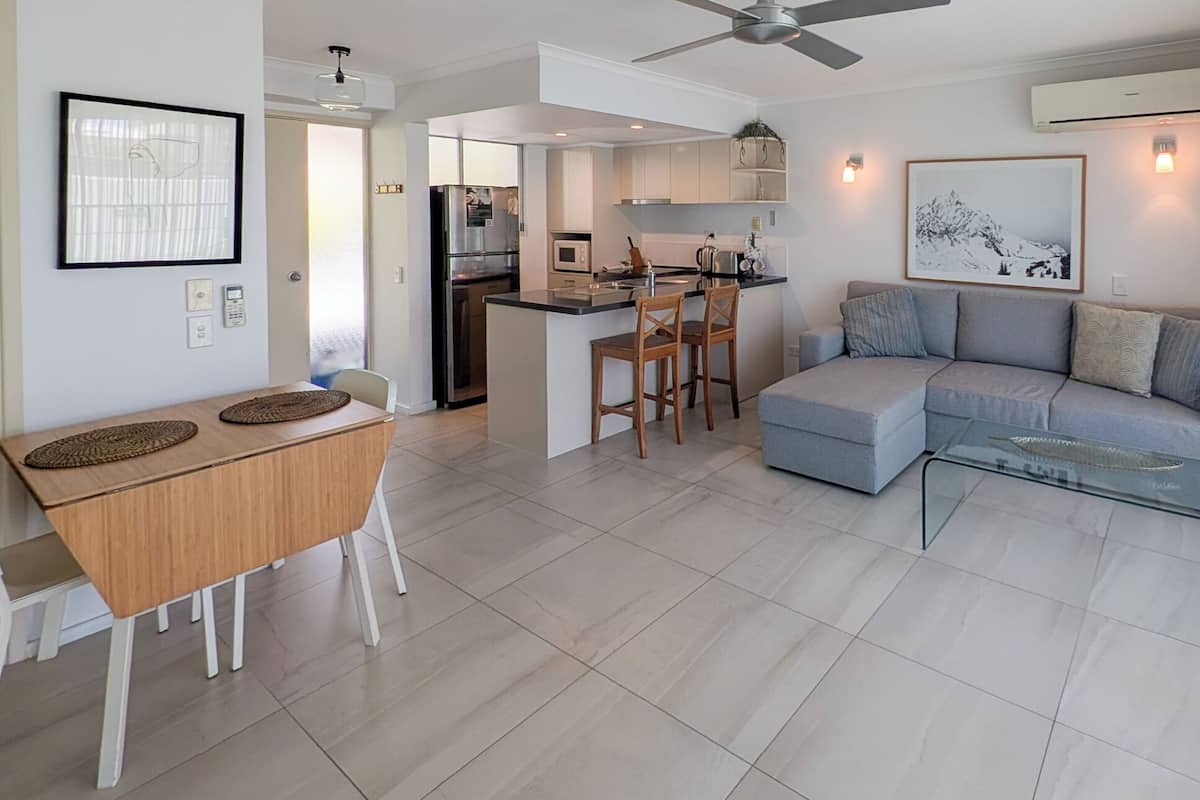 Appartement Supérieur, 1 grand lit, terrasse, vue piscine | 1 chambre, ameublement personnalisé, fer et planche à repasser