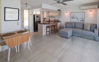 1 habitación, muebles diferentes y tabla de planchar con plancha 