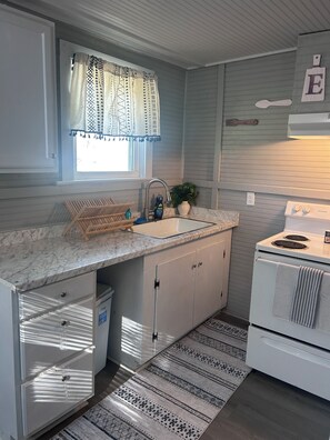 Fridge, oven, stovetop, coffee/tea maker - Charming studio with WiFi and appliances!  (Flomaton)