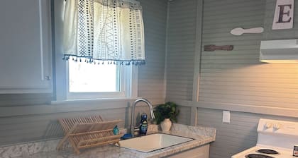 Charming studio with WiFi and appliances!