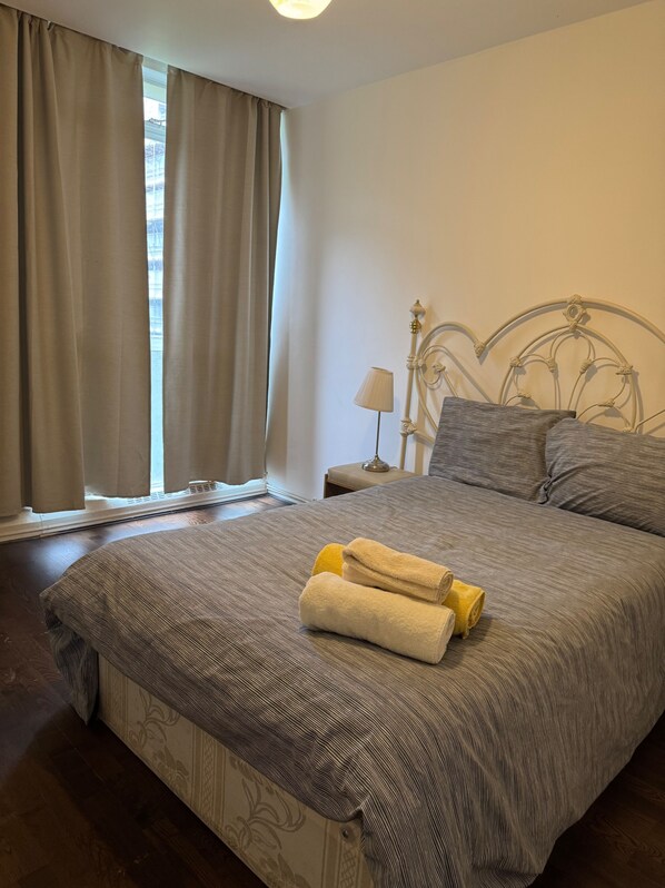 2 bedrooms, iron/ironing board, WiFi, bed sheets - 2 Bed Flat - Sleeps 4 - Parking - Wifi (London)