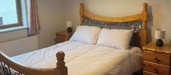 3 Bedroom House-Sleeps 5-Garden-Parking-Dromahaire
