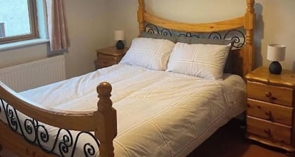 3 Bedroom House-Sleeps 5-Garden-Parking-Dromahaire