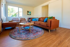 Smart-tv, dvd-spelare, bordsfotboll och ett bordtennisbord