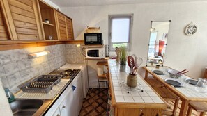 Refrigerador, microondas, tostadora, utensilios de cocina