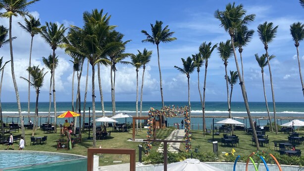 A beachside resort with a pool area, palm trees, and beach chairs. - Beachfront resort Muro Alto/Porto de Galinhas, smart apartment with pool, 4-star (Ipojuca)