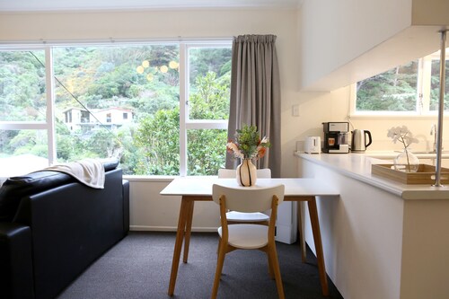 Skyline Haven: Green View, Bird Songs, Parking, Espresso & Netflix