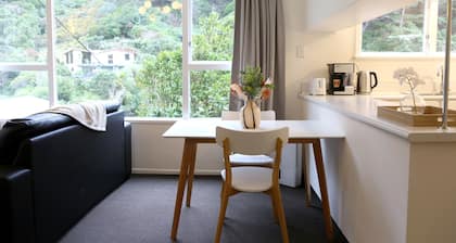 Skyline Haven: Green View, Bird Songs, Parking, Espresso & Netflix