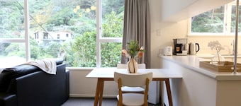 Skyline Haven: Green View, Bird Songs, Parking, Espresso & Netflix