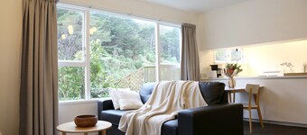 Skyline Haven: Green View, Bird Songs, Parking, Espresso & Netflix