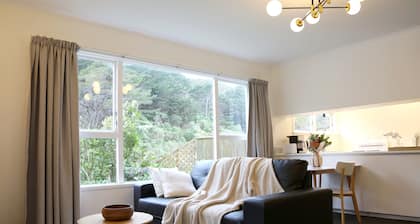 Skyline Haven: Green View, Bird Songs, Parking, Espresso & Netflix