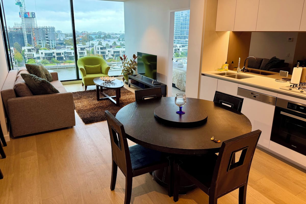 Apartment, 2 Bedrooms, River View | Blackout drapes, iron/ironing board, WiFi (free)