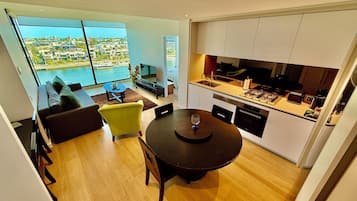 Departamento, 2 habitaciones, vista al río | Cortinas blackout, tabla de planchar con plancha y wifi gratis