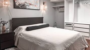 1 bedroom, desk, WiFi, bed sheets