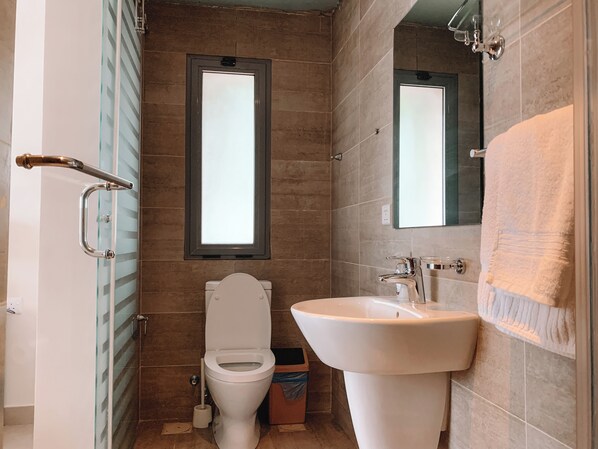 Shower, hair dryer, towels, soap - Stylish 2BR near Airport (Accra)
