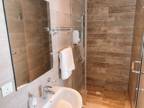 Shower, hair dryer, towels, soap - Stylish 2BR near Airport (Accra)