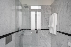 Dusche, Haartrockner, Handtücher, Seife