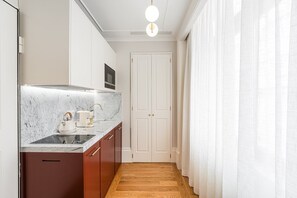 Fridge, microwave, oven, coffee/tea maker