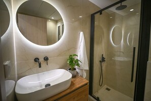 Dusche, Haartrockner, Handtücher