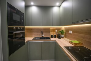 Fridge, microwave, oven, coffee/tea maker