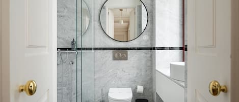 Dusche, Haartrockner, Handtücher