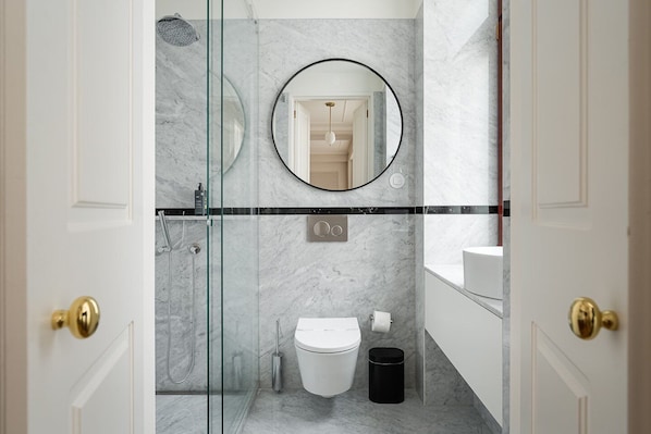 Douche, séchoir à cheveux, serviettes fournies