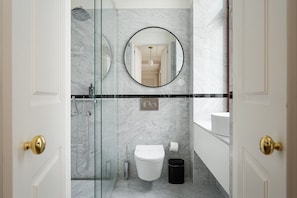 Dusche, Haartrockner, Handtücher