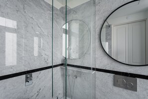 Dusj, hårføner og håndklær