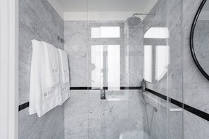 Dusche, Haartrockner, Handtücher