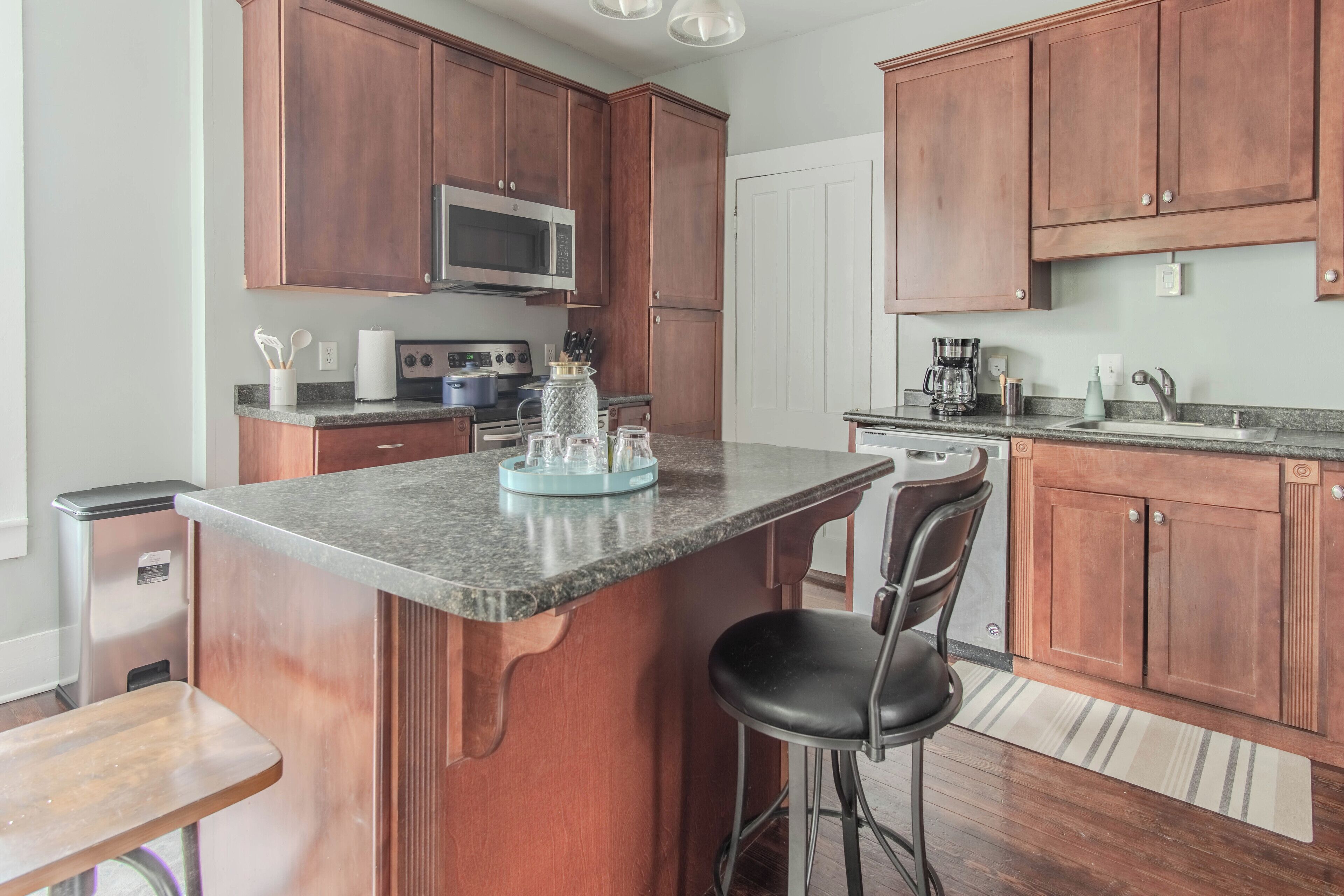 Micro-ondes, four, plaque de cuisson, lave-vaisselle