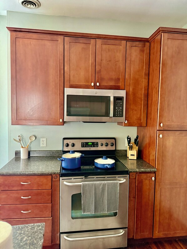 Micro-ondas, fogão, cooktop, lava-louças