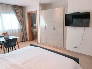 1 slaapkamer, een strijkplank/strijkijzer, wifi, beddengoed