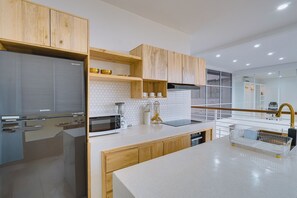 빌라, 발코니, 수영장 전망 | 전용 주방 | 전기 주전자, 식탁