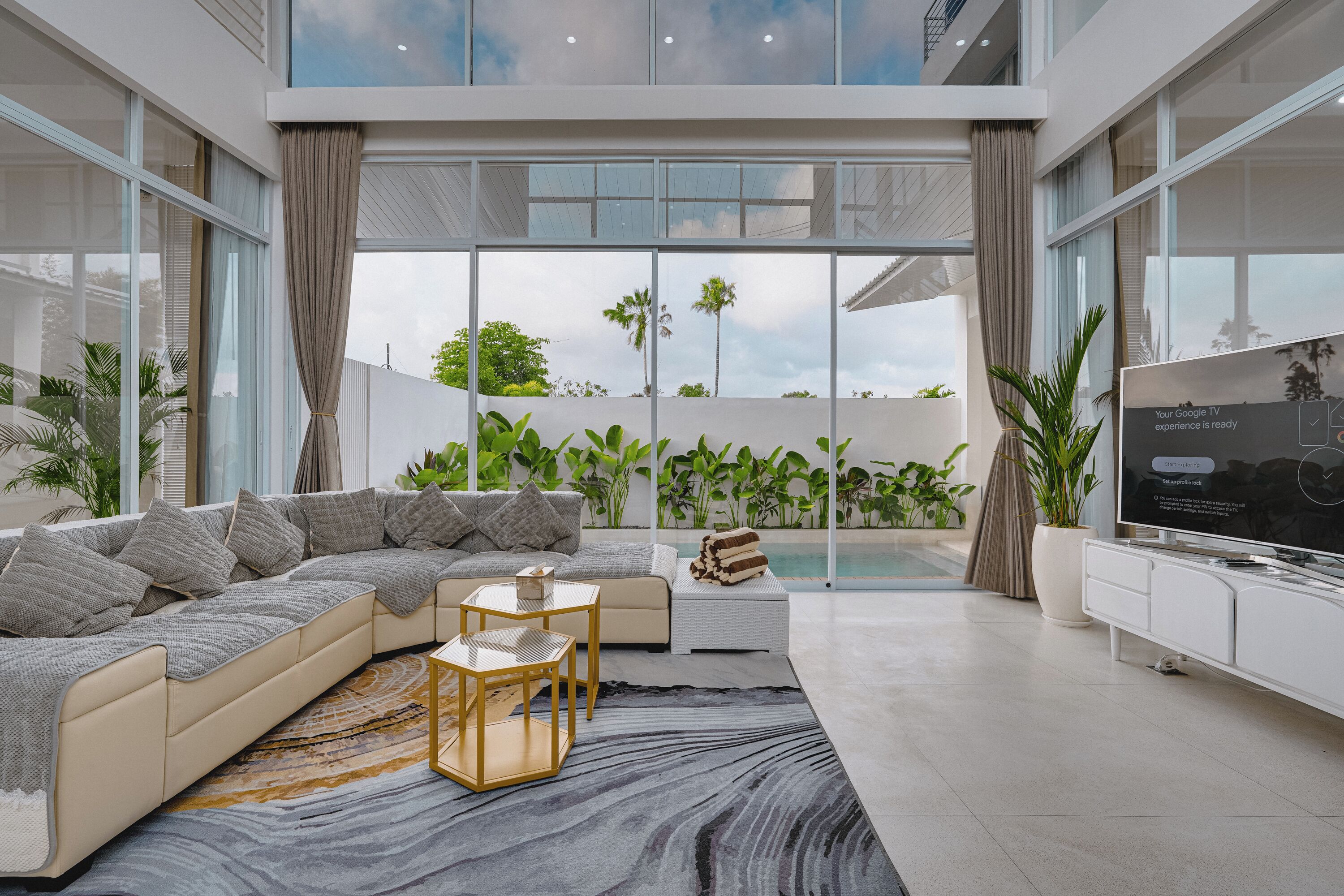 別墅, 陽台, 泳池景觀 | 起居區 | 43-吋智慧型電視、數位頻道、Netflix、串流服務