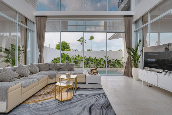 빌라, 발코니, 수영장 전망 | 거실 공간 | 디지털 채널 시청이 가능한 43인치 스마트 TV, 넷플릭스, 스트리밍 서비스