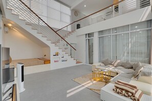 Villa - balkon - udsigt til pool | Stue | 43-tommers smart-tv med digitale kanaler, Netflix, streamingtjenester
