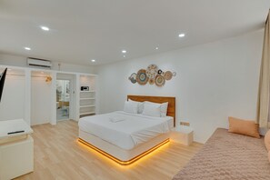 Villa, balcon, vue sur la piscine | 3 chambres, coffre-fort, accĂšs au Wi-Fi (inclus), literie fournie