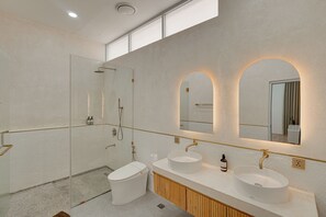 Villa, Balcony, Pool View | Bathroom | Soap, shampoo, toilet paper - Villa Paddy (Kerobokan)
