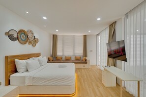 Vila, sacada, vista para a piscina | 3 quartos, cofres nos quartos, Wi-Fi de cortesia, roupa de cama