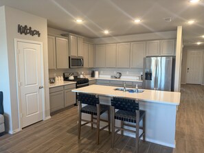 ثلاجة، ميكروويف، فرن، موقد طهي مسطح