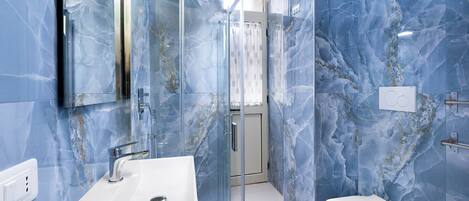 Bidet y toallas