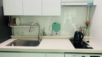 Refrigerador, microondas y utensilios de cocina