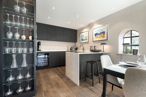 Fridge, oven, stovetop, dishwasher