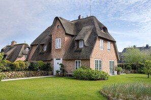 Unclassified image, 4 of 49, button