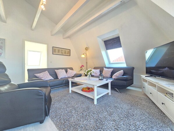 Una televisión, un reproductor estéreo