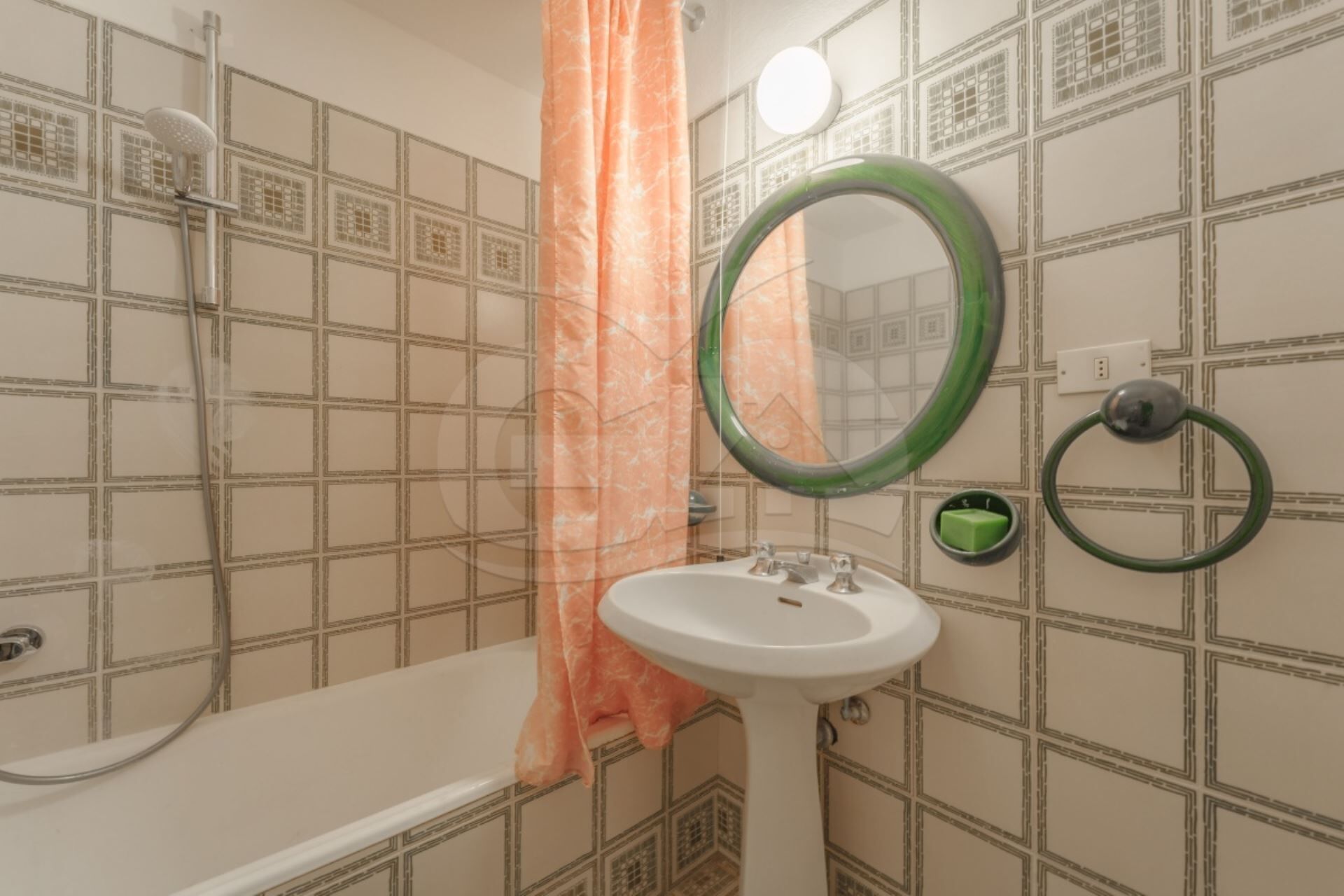 Un baño con bañera, lavamanos, espejo y ducha.