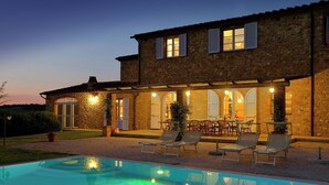 A stone building with a pool and outdoor seating. - Villa Teresina - Guardistallo, Pisa (Guardistallo)